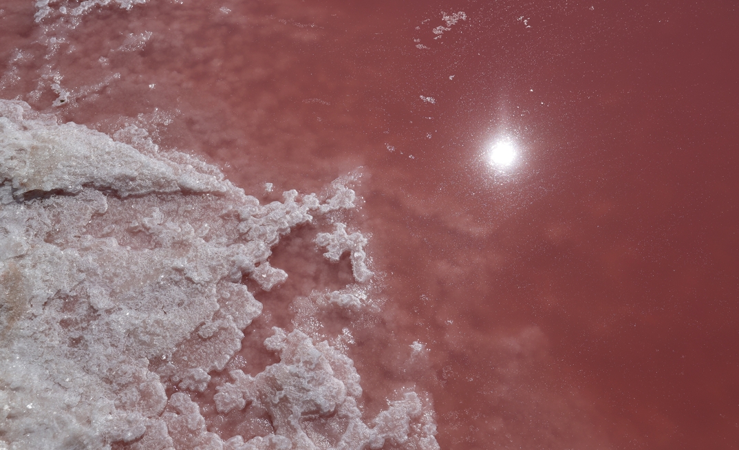 The project uses waste brine from seawater desalination to turn low-grade iron ore into high-grade feedstock.