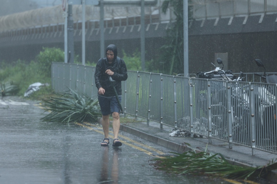 Typhoon Wipha hits China after disrupting Hong Kong