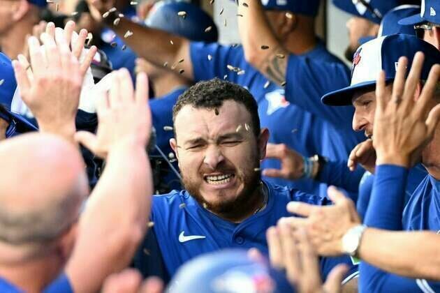 Alejandro Kirk, Blue Jays mash their way to AL East title with win over Rays