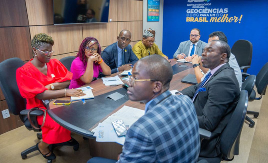 Representantes da Empresa Nacional de Minas (Sonamines) e da Embaixada de Camarões conheceram os projetos do SGB, na sede do órgão, em Brasília/Divulgação 