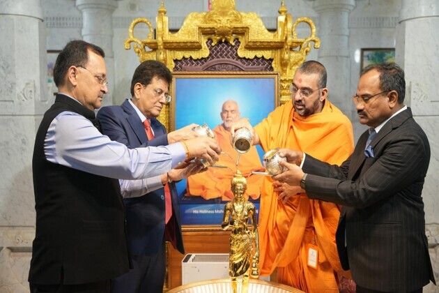 Canada: Piyush Goyal offers prayers at BAPS Swaminarayan Temple in Toronto
