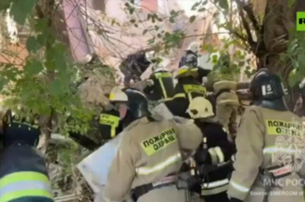 Condemned Soviet-era residential building crumbles in southern Russia (VIDEO)