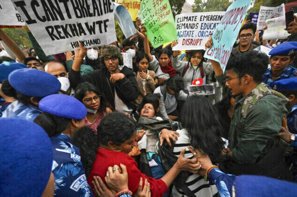 Dozens detained in Indian capital for clean air protests