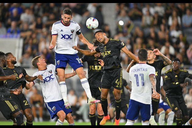 League-leading LAFC sneak past 10-man D.C. United