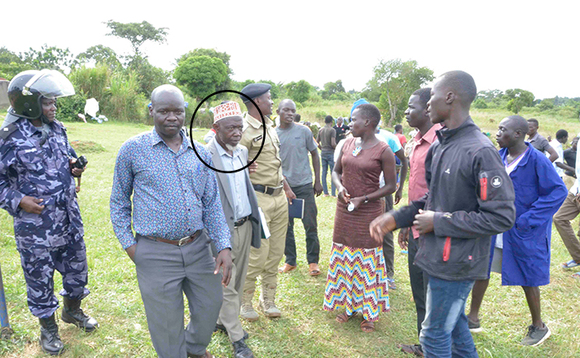 Abayizi abeegugunze nga poliisi egezaako okubakkakkanya. Wakati ye Hajji Sseggane gwe baataasizza. Abayizi abeegugunze nga poliisi egezaako okubakkakkanya. Wakati ye Hajji Sseggane gwe baataasizza.