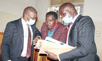 Balooya ba Ssewanyana nga balina bye bamwebuuzaako. Balooya ba Ssewanyana nga balina bye bamwebuuzaako.