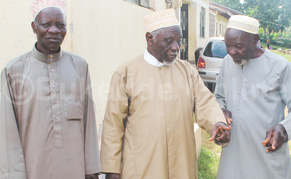 Owookubiri ku kkono, Sheikh Muhammad Lunaanoba ng’abulira bamaseeka ku nsonga z’okukola ekiraamo. Owookubiri ku kkono, Sheikh Muhammad Lunaanoba ng’abulira bamaseeka ku nsonga z’okukola ekiraamo.