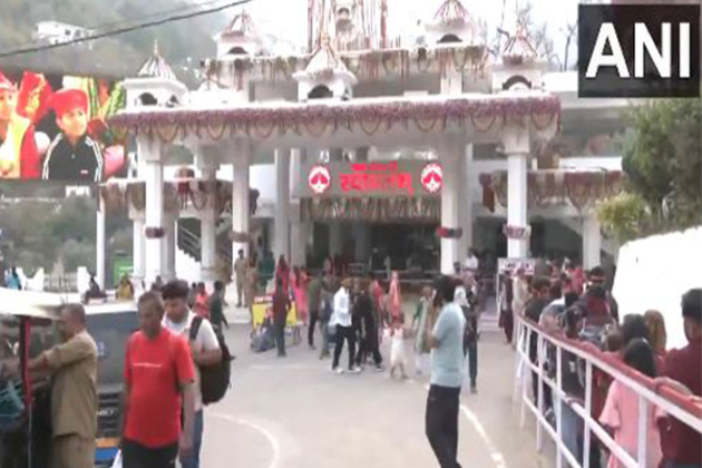 J-K: Devotees queue up at Vaishno Devi Temple in Katra to offer prayers on Chaitra Navami