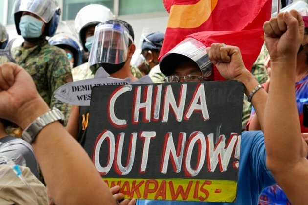 China Coast Guard Blocks Philippine Boats in Disputed Sea