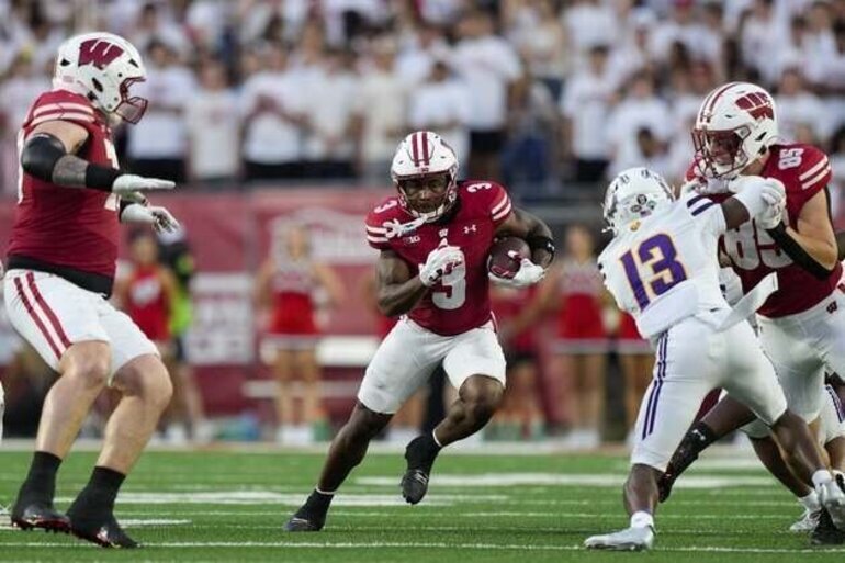 Wisconsin jumps all over Western Illinois from first snap in rout