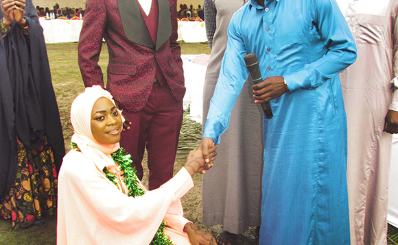 Asima bint Abubakar, omuwala eyasinze nga yeebaza Hajji Adam Ntale, olw'okumuwa Hijja. Mu ssuuti emmyuufu ye Hajji Mbalirwa Ishaka omukulu w'essomero lino Asima bint Abubakar, omuwala eyasinze nga yeebaza Hajji Adam Ntale, olw'okumuwa Hijja. Mu ssuuti emmyuufu ye Hajji Mbalirwa Ishaka omukulu w'essomero lino