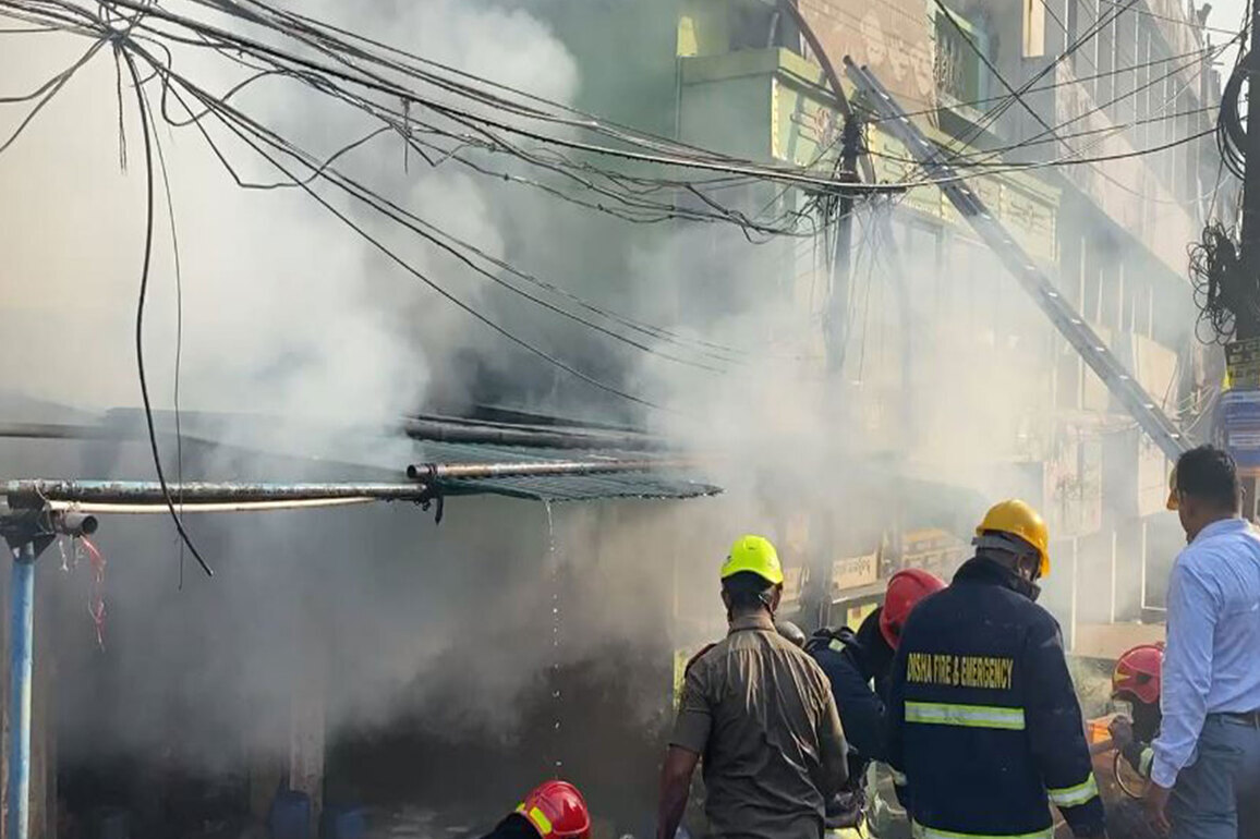 Odisha: Massive Fire breaks out at Cuttack daily market