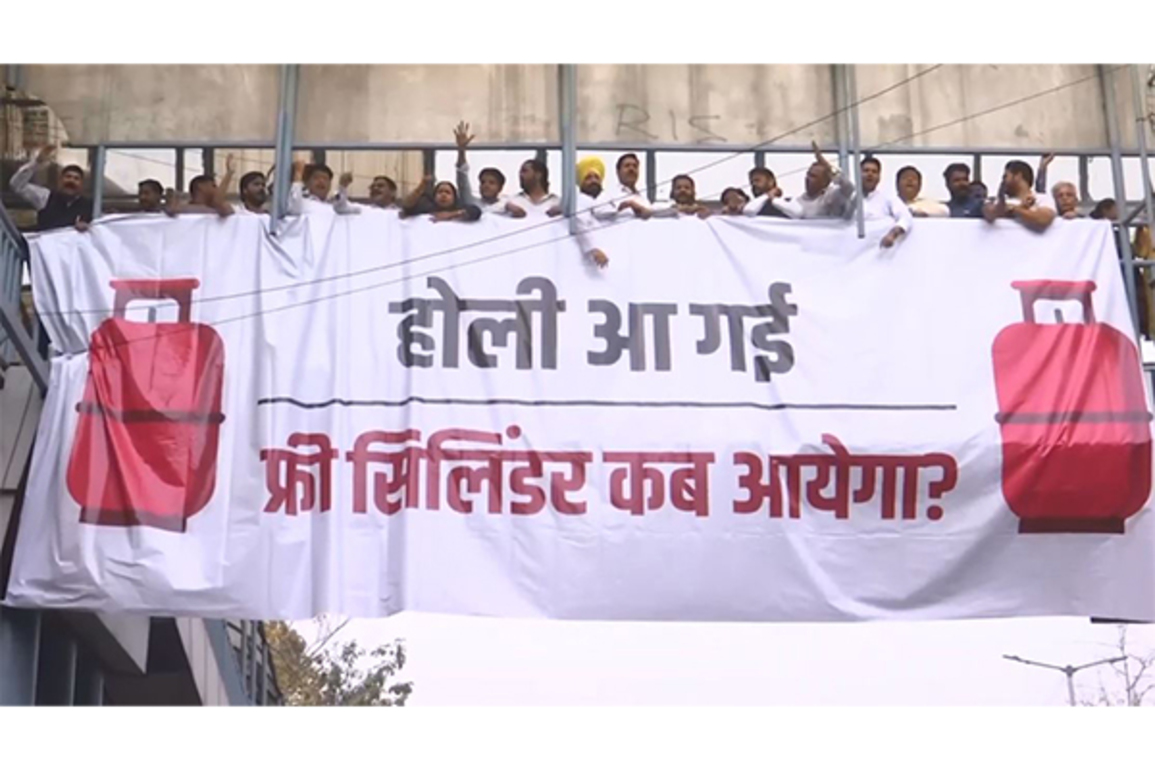 AAP protest at Delhi's ITO against BJP over unfulilled promise of free LPG cylinder
