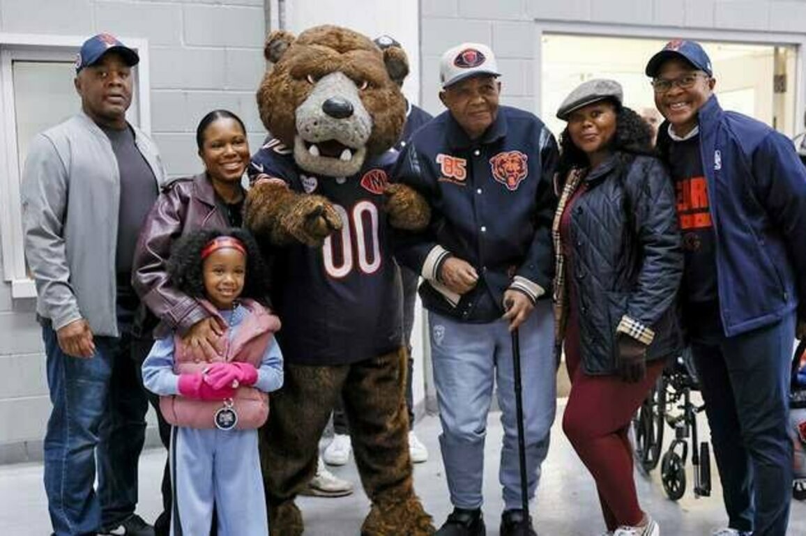 Bears welcome 93-year-old superfan to Soldier Field
