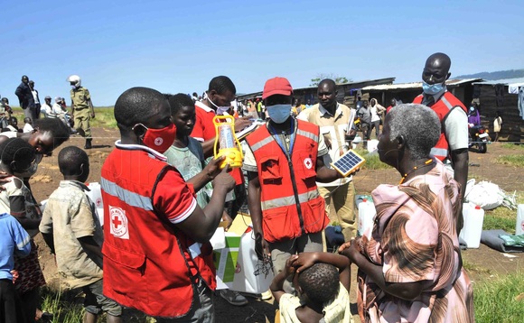 Mugisha owa Red Cross ng’alaga omukadde ng’ettaala y’amasannyalaze g’enjuba bw’ekola. Mugisha owa Red Cross ng’alaga omukadde ng’ettaala y’amasannyalaze g’enjuba bw’ekola.
