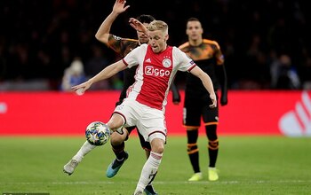 Van Persie ne Van der Sar be bansikirizza okwegatta ku ManU - Van de Beek