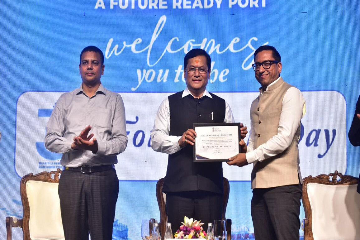DPA Kandla receives 'Sagar Aankalan' Award from Sarbananda Sonowal for best performing port