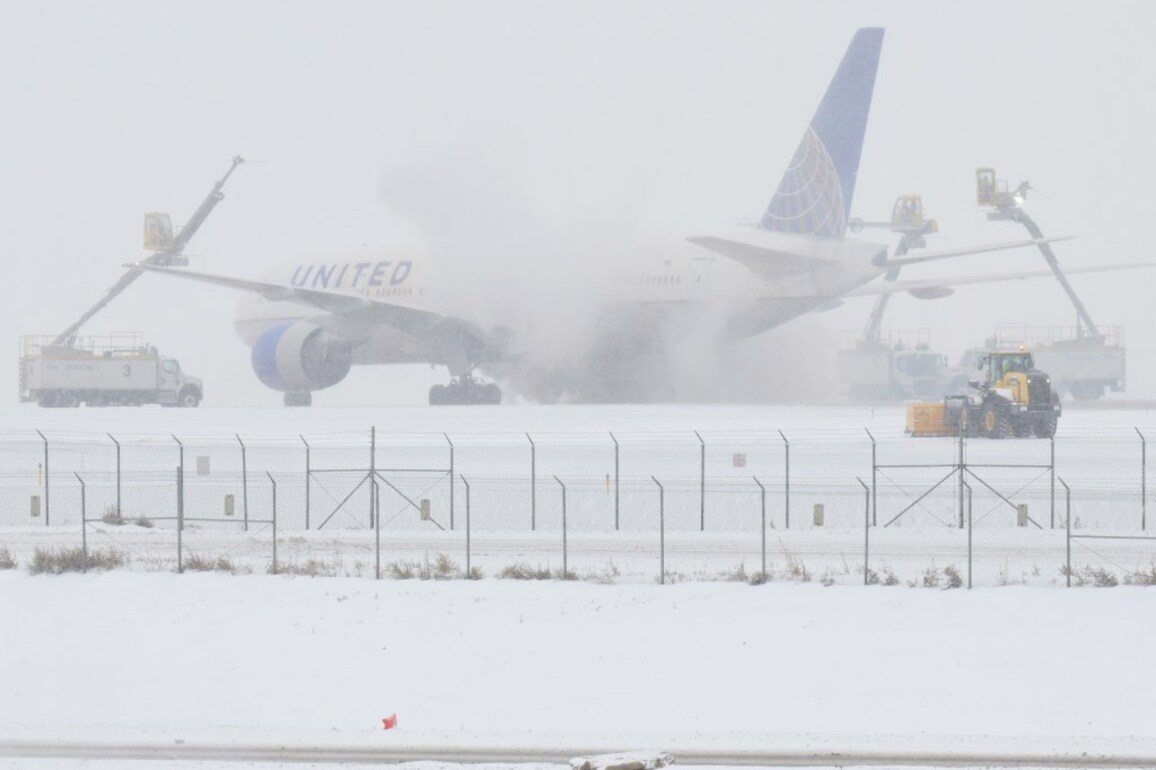 DIA flight status- Snow delays more than 575 flights