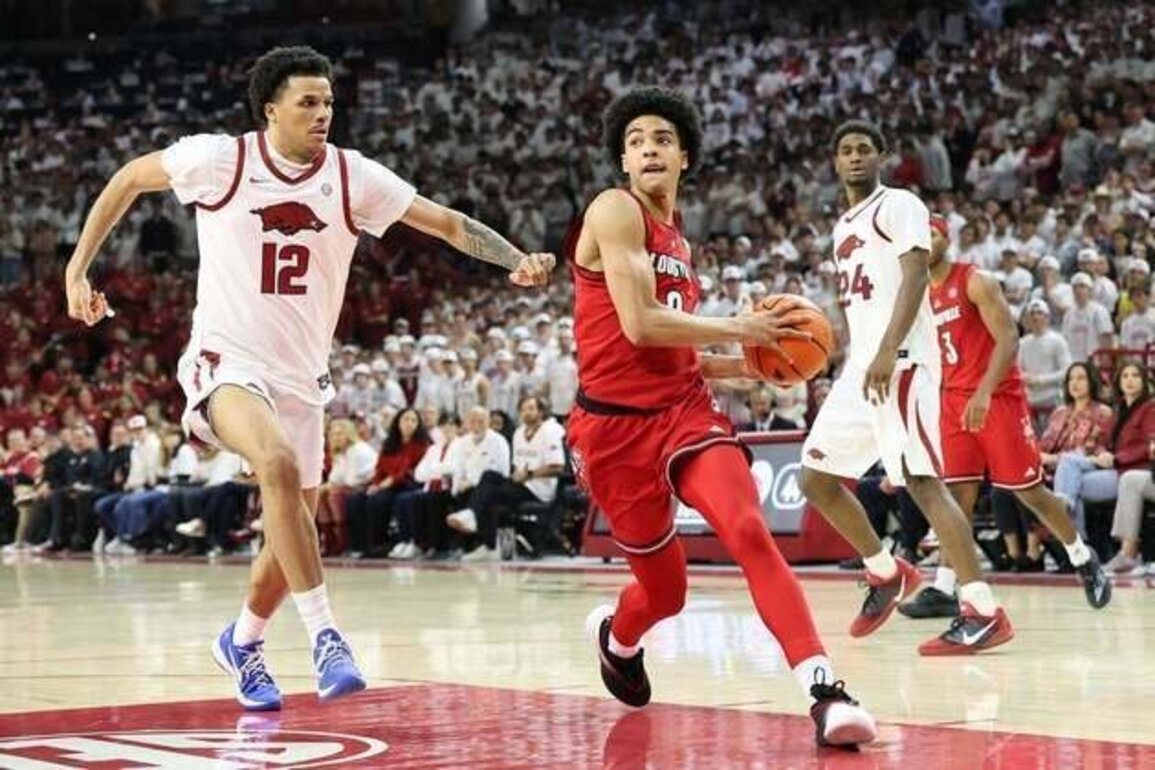 Louisville star freshman Mikel Brown Jr. (back) out vs. Tennessee