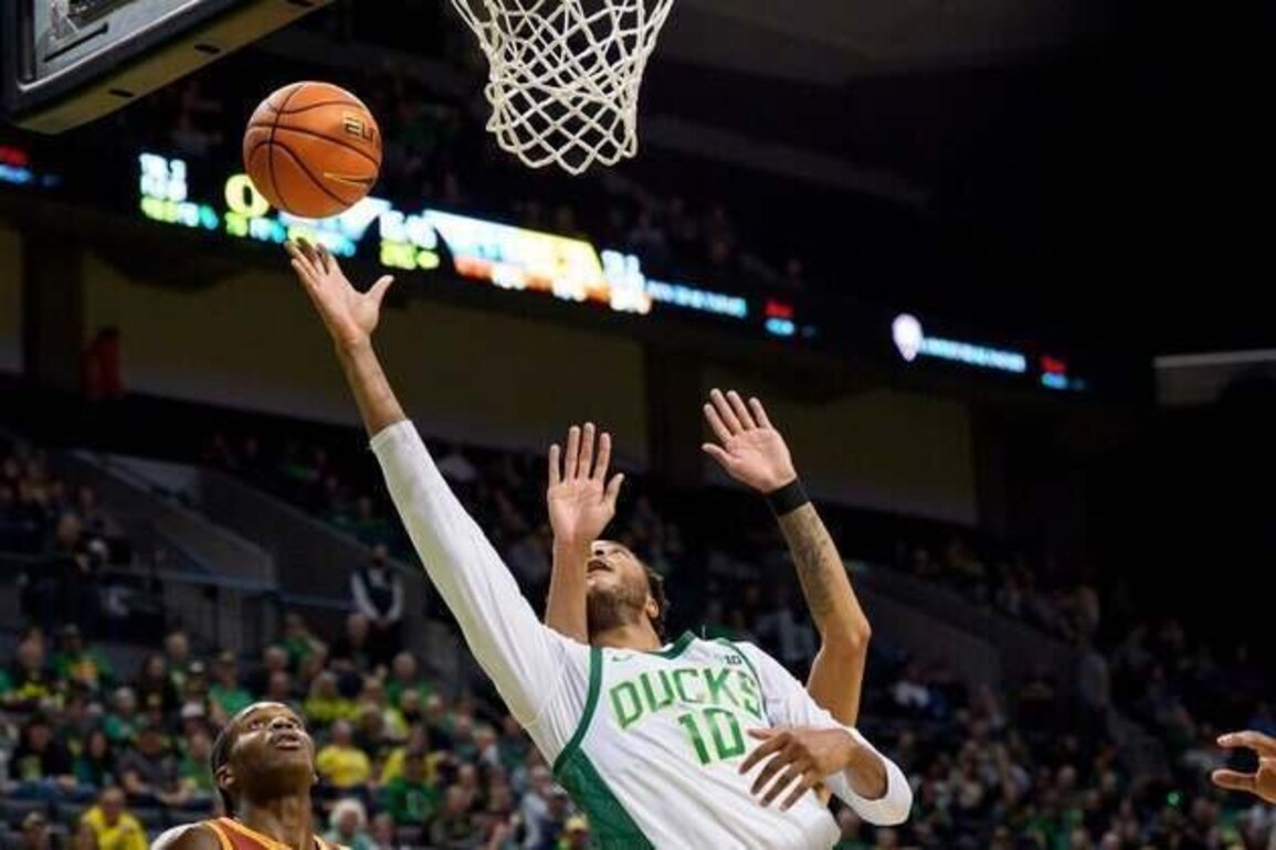 Desperate to turn around its season, Oregon hosts UC-Davis