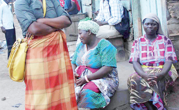 Abasuubuzi ababbibwa nga bagumbye ku poliisi. Abasuubuzi ababbibwa nga bagumbye ku poliisi.