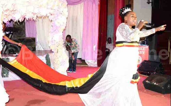 Hellena Nanjego ng'akuba abawagizi be omuziki ku Labonita Hellena Nanjego ng'akuba abawagizi be omuziki ku Labonita