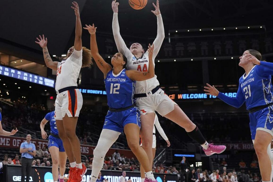 Illinois faces tall task in matchup with No. 1 Texas and towering forwards Jones and Oldacre