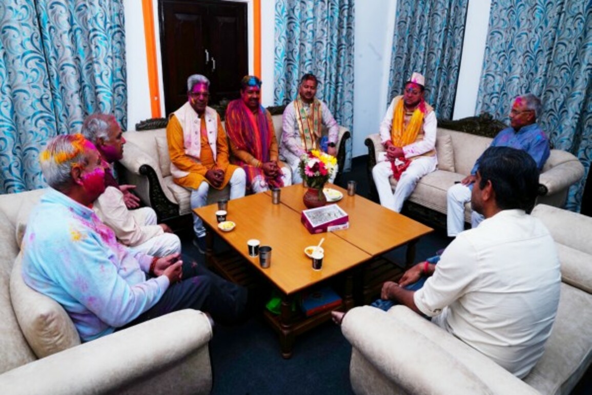 Uttarakhand: CM Dhami participates in Holi Milan in RSS office in Dehradun