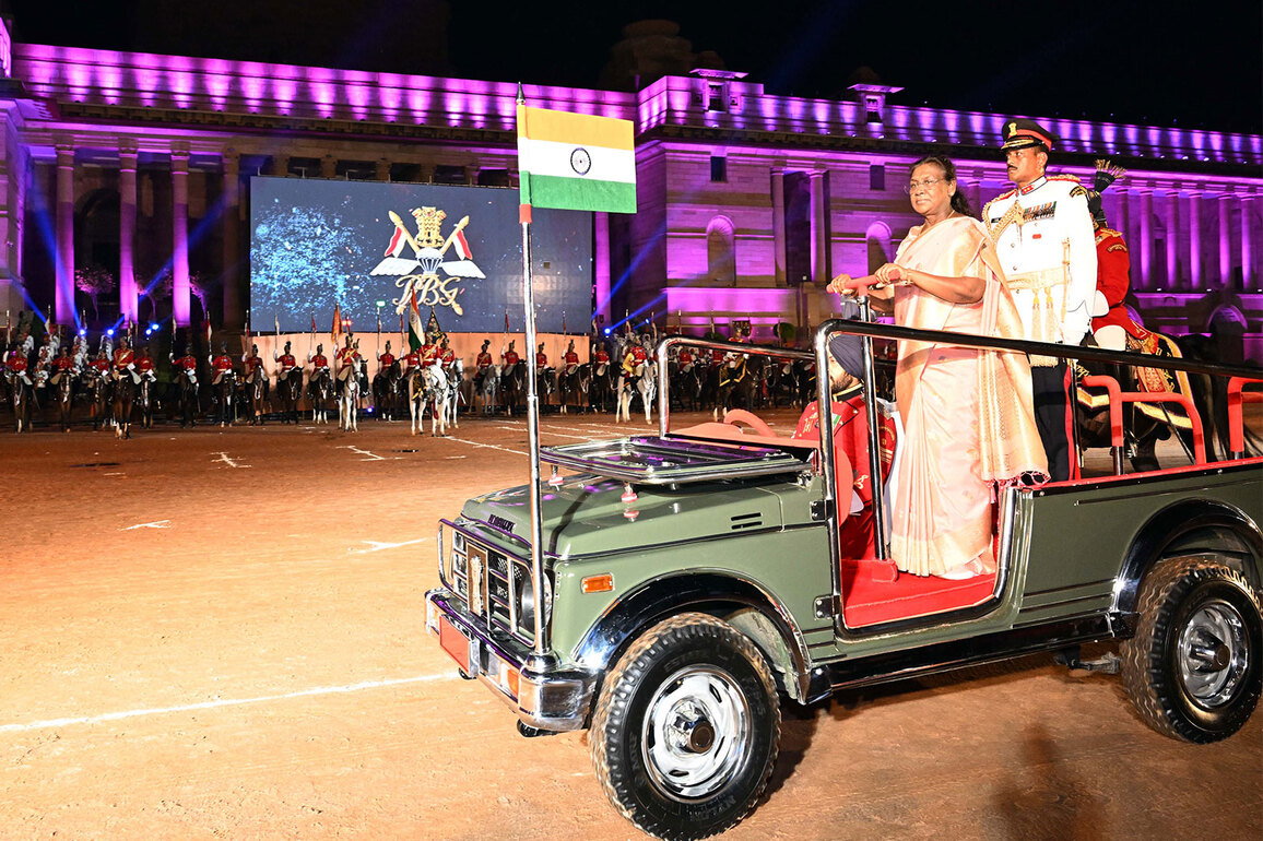 President Murmu presents Diamond Jubilee Silver Trumpet, Banner to President's Bodyguard