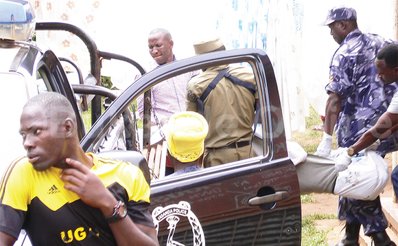 Poliisi ng’etwala omulambo gw’omukazi eyattiddwa mu loogi . Poliisi ng’etwala omulambo gw’omukazi eyattiddwa mu loogi .