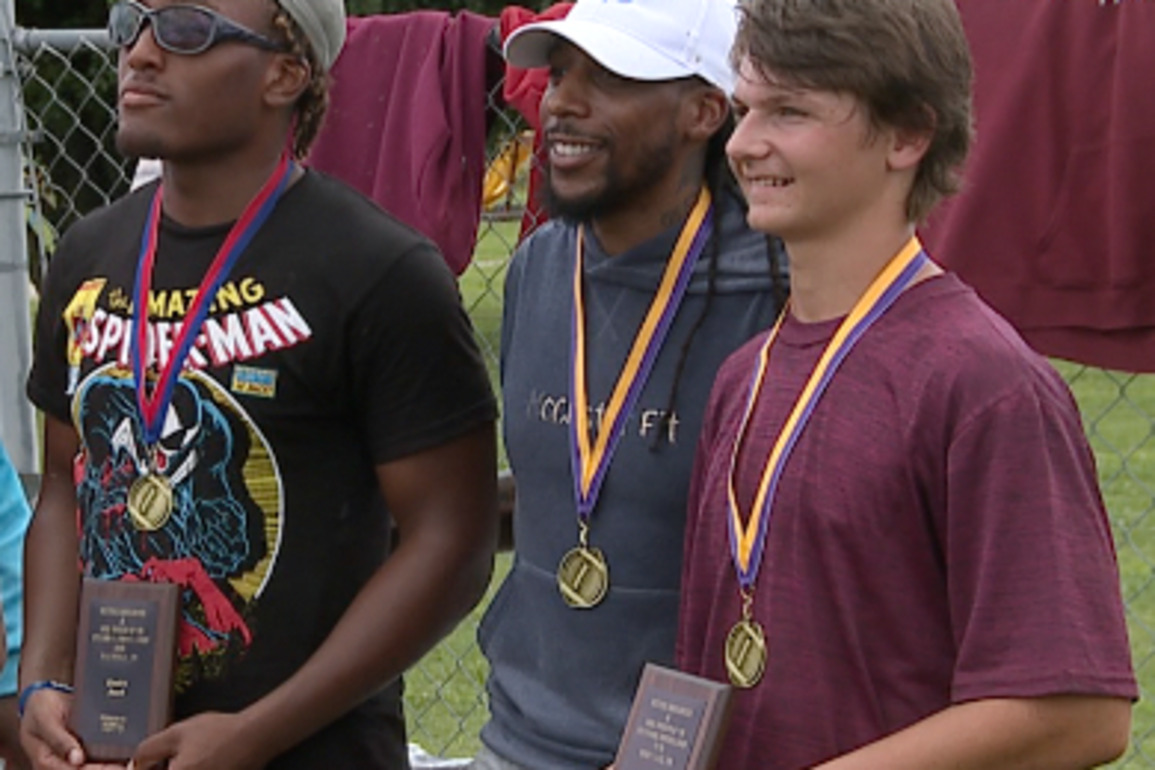 Former NFL player offers free football camp