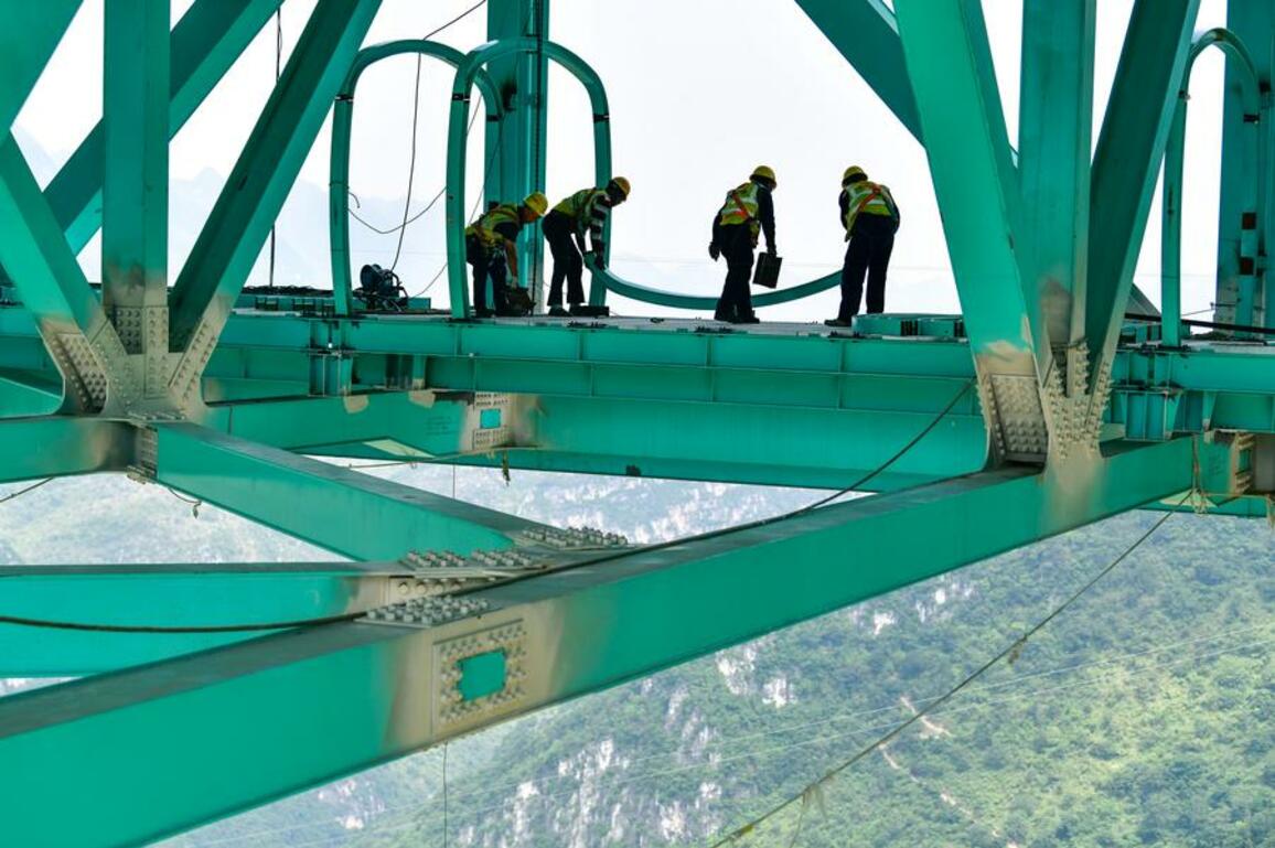 GloriousGuizhou | Tourist attractions being installed on high bridge over Huajiang Grand Canyon