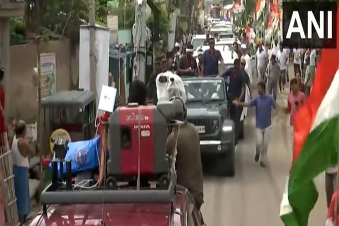 Bihar: Rahul Gandhi arrives in Jamalpur on sixth day of 'Voter Adhikaar Yatra'