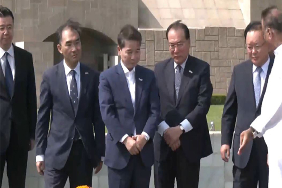 South Korean special envoys pay tribute to Mahatma Gandhi duirng their visit to Raj Ghat