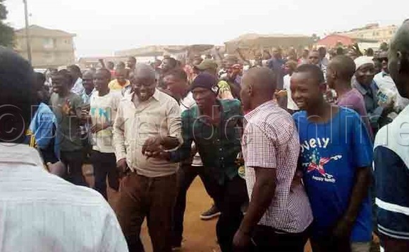 Abantu nga badduka okulaba ku Bobi Wine. Abantu nga badduka okulaba ku Bobi Wine.