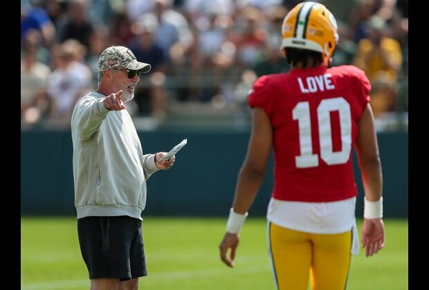 Packers QB coach Tom Clements retires