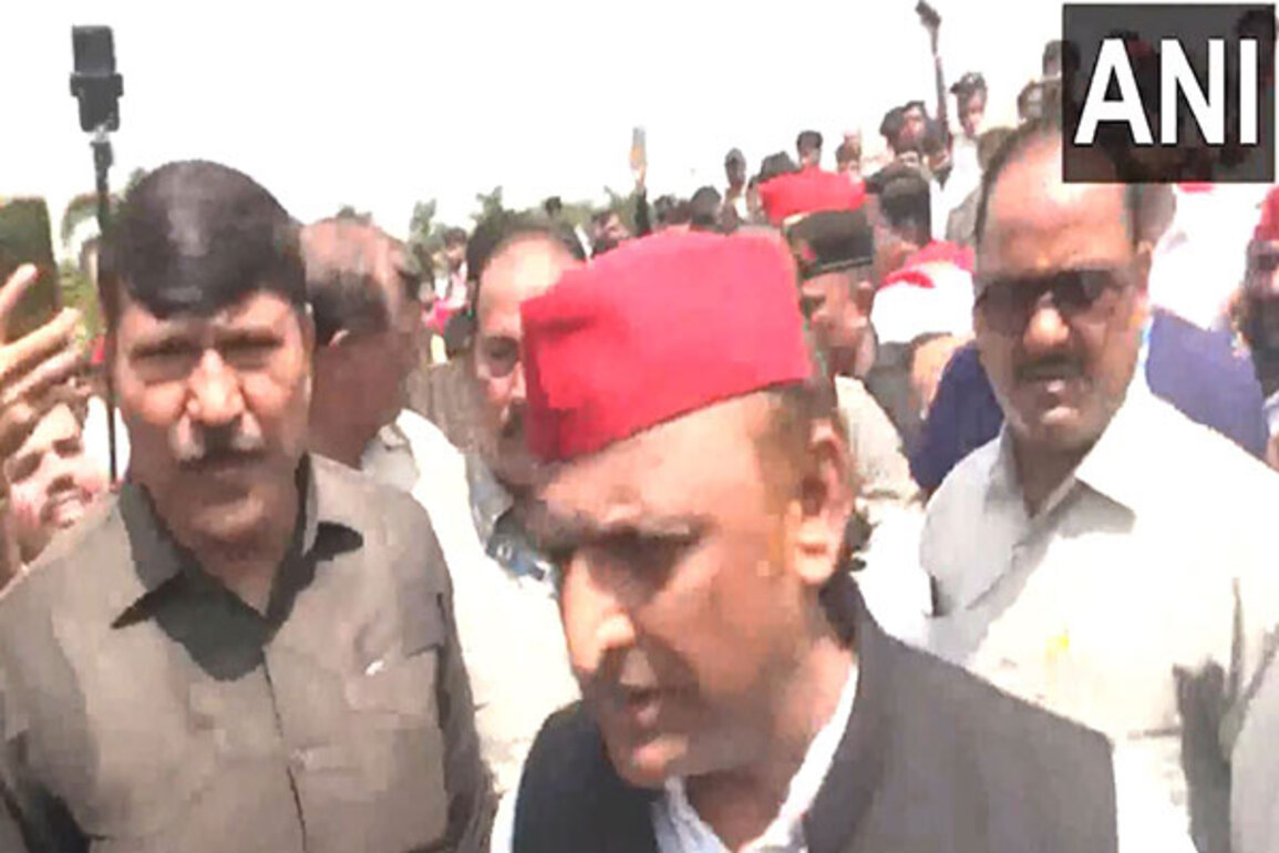 "Sangh Parivar muh se toh swadeshi hai lekin mann se videshi hai": Akhilesh Yadav