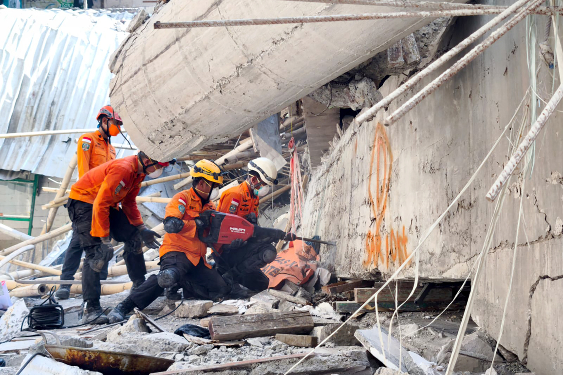 (SpotNews) INDONESIA-SIDOARJO-ISLAMIC SCHOOL-COLLAPSE-AFTERMATH