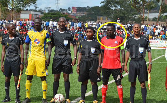 Wadada, kapiteeni wa Vipers SC ng'ali mu nsiike ne KCCA FC e Lugogo Wadada, kapiteeni wa Vipers SC ng'ali mu nsiike ne KCCA FC e Lugogo