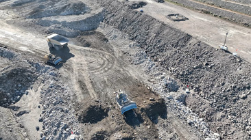 Tratores teleoperados na mina Newmont em Cadi