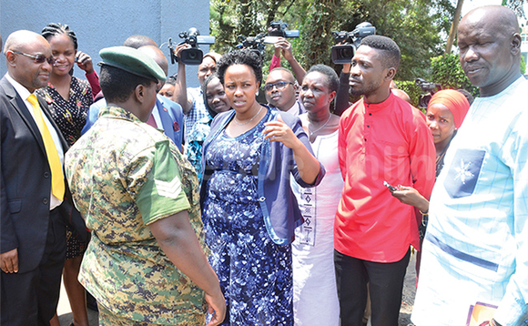 Omuserikale ng’ayogera n’ababaka e Nakasero ku kitebe kya ISO. Omuserikale ng’ayogera n’ababaka e Nakasero ku kitebe kya ISO.