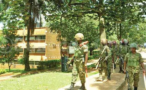 Abaserikale ba miritale be baateeka e Makerere okukkakkanya abeekalakaasi. Abaserikale ba miritale be baateeka e Makerere okukkakkanya abeekalakaasi.