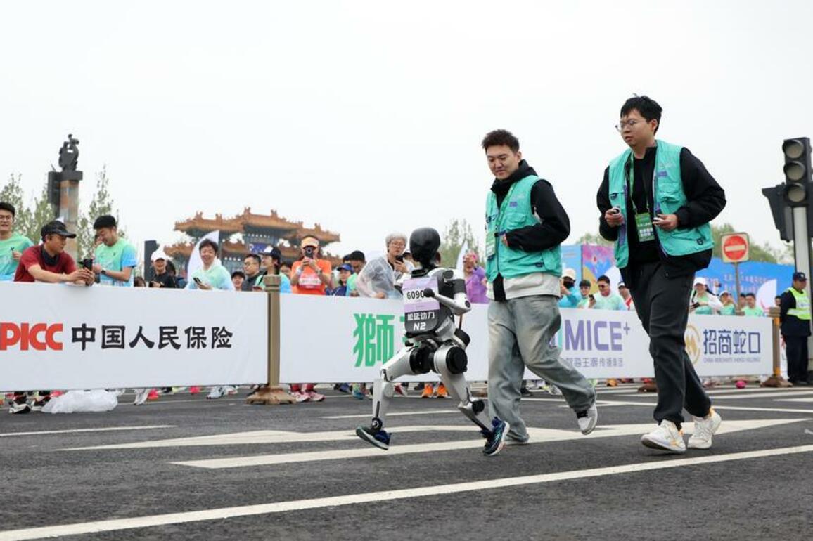 EyesOnSci | World's first humanoid robot half-marathon kicks off in Beijing