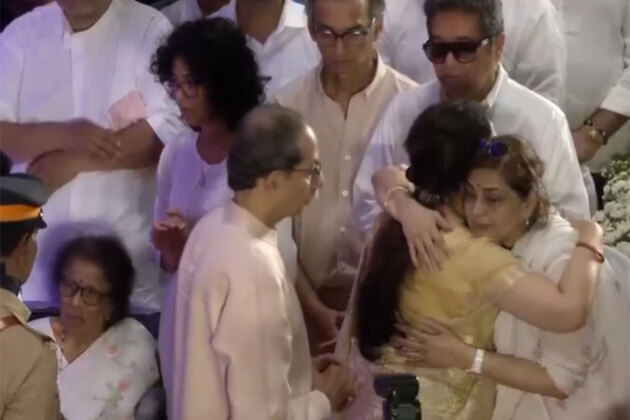 Uddhav Thackeray, Riteish Deshmukh among dignitaries pay last tribute to Asha Bhosle