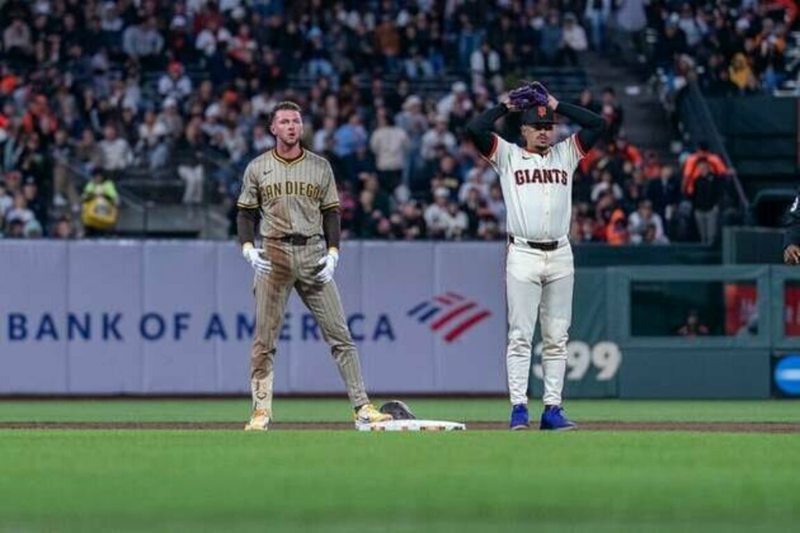 Padres pull away from Giants with seventh-inning surge