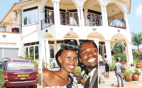 Bakyagulanyi lwe baatongoza ekitabo kya Barbie ate waggulu ge maka gaabwe agasangibwa e Magere. Bakyagulanyi lwe baatongoza ekitabo kya Barbie ate waggulu ge maka gaabwe agasangibwa e Magere.