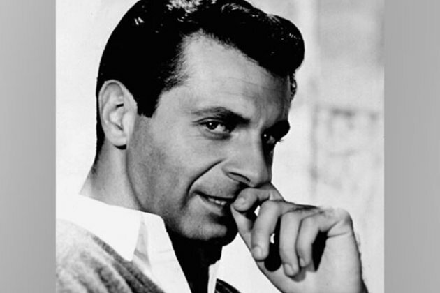 Mort Sahl, trailblazing stand-up comic, dies at 94