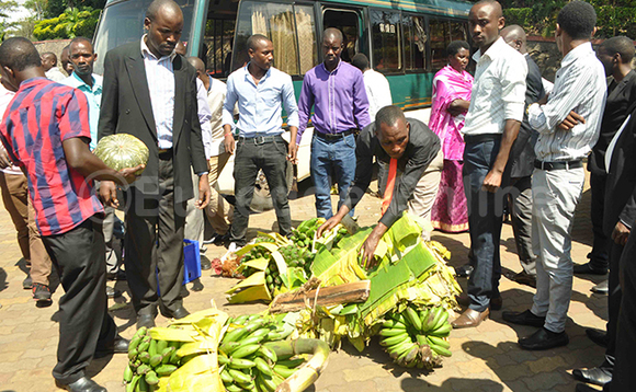 Abatuuze nga basitula ebirabo bye baaleetedde famire ya Kayihura e Munyonyo. EBIFAANANYI BYA PONSIANO NSIMBI Abatuuze nga basitula ebirabo bye baaleetedde famire ya Kayihura e Munyonyo. EBIFAANANYI BYA PONSIANO NSIMBI