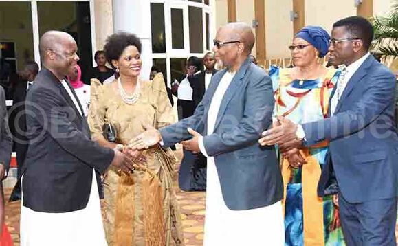 Hajji Kibirige ng’asiibula Kabaka. Ku ddyo ye Katikkiro Mayiga ne Nnaabagereka (owookubiri ku kkono) ne Hajati Kibirige. Hajji Kibirige ng’asiibula Kabaka. Ku ddyo ye Katikkiro Mayiga ne Nnaabagereka (owookubiri ku kkono) ne Hajati Kibirige.