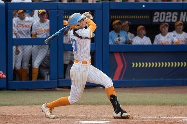 Emma Clarke homer powers Tennessee past Texas Tech in WCWS